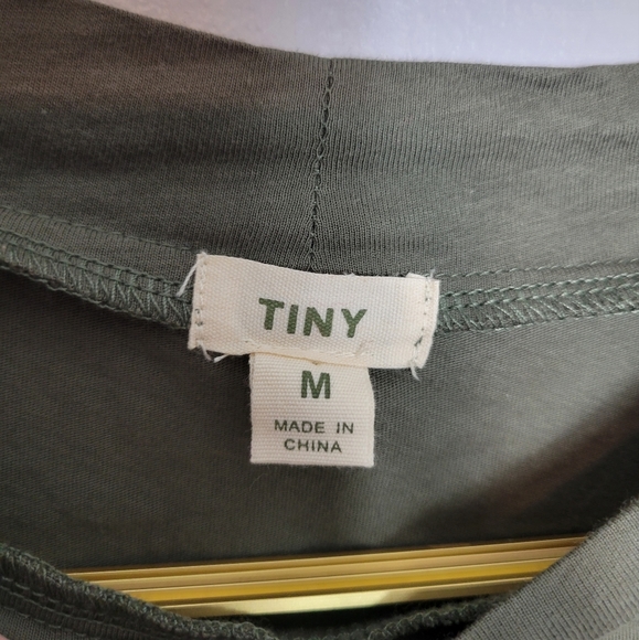 Medium Tiny Anthropologie Army Green Lace Embroidered Sleeve Top - Picture 2 of 5